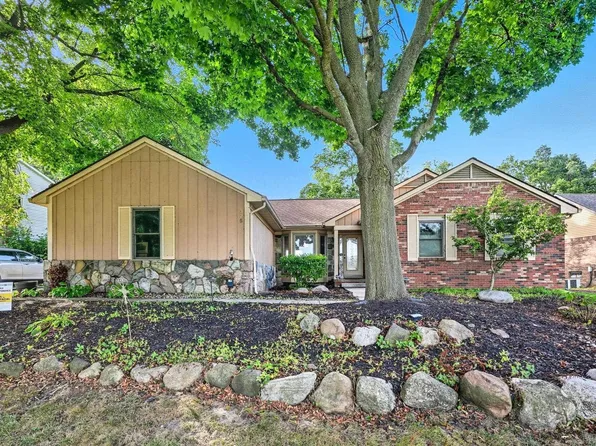 325 Lakes Edge Dr, Oxford, MI 48371