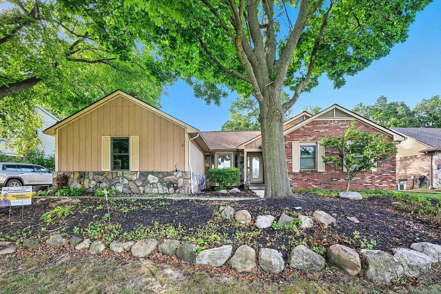 325 Lakes Edge Dr photo 1