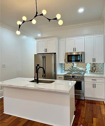 5th image of 2264 Carondelet St