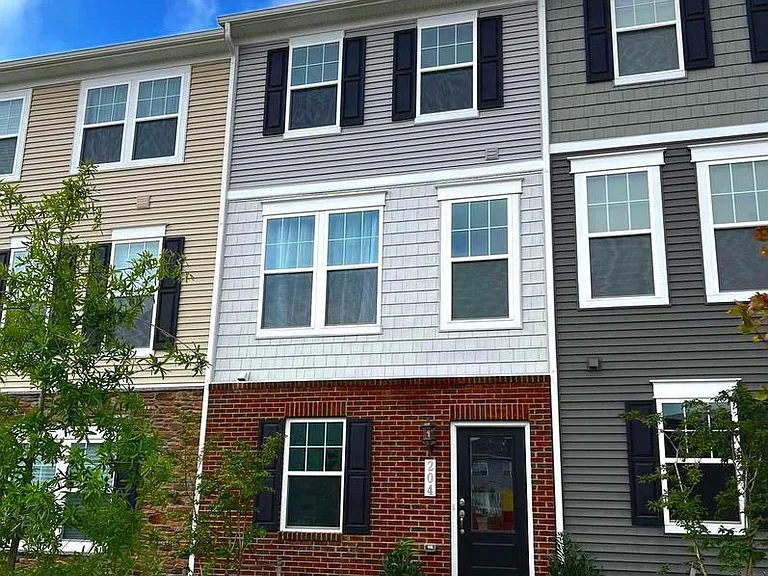 204 Anthem St — Photo 1