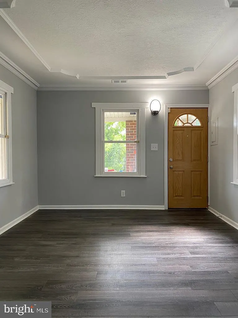 3 bed, 1.0 bath, 787 sqft, $2,100 — Photo 2