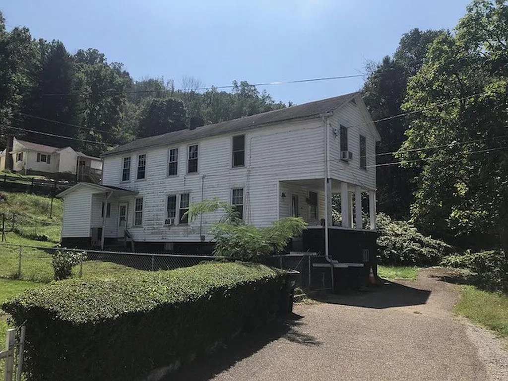88 Roosevelt Ave photo 1