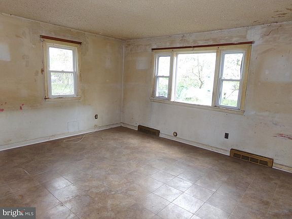 3rd image of 682 Jackson Rd