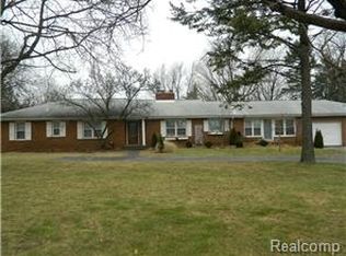 1169 E Silverbell Rd, Lake Orion, MI 48360