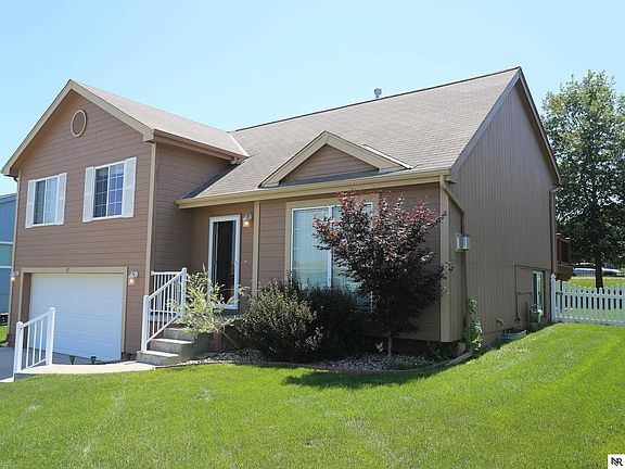 3rd image of 815 Edgewater Dr