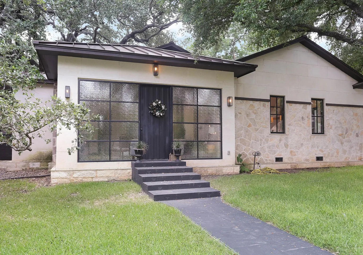 Luxury 4-Bedroom Home In Alamo Heights — Photo 2