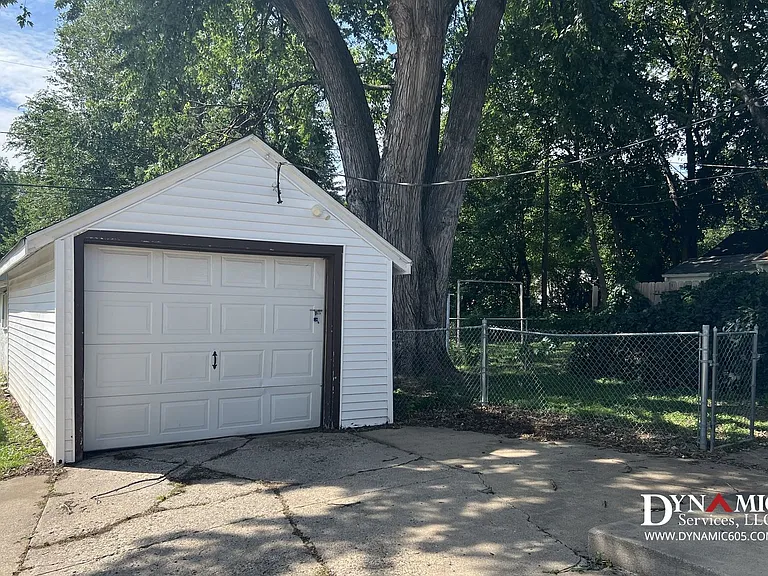 1917 S Duluth Ave — Photo 33