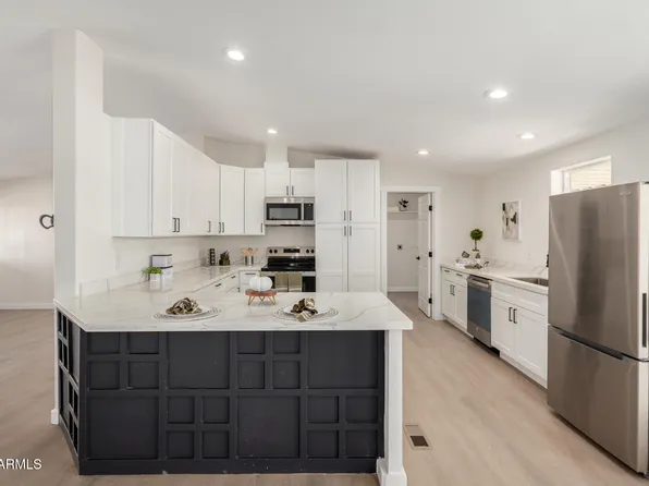 81 S TOMAHAWK Road, Apache Junction, AZ 85119