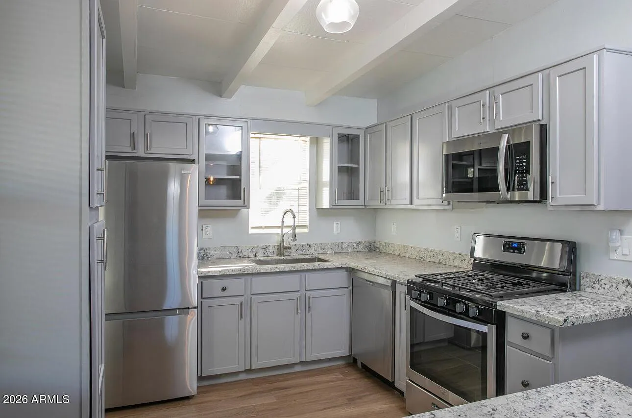 3 bed, 1.0 bath, 950 sqft, $1,999 — Photo 3
