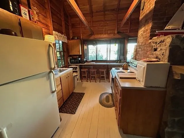 2 bed, 1.0 bath, 660 sqft, $5,200 — Photo 2