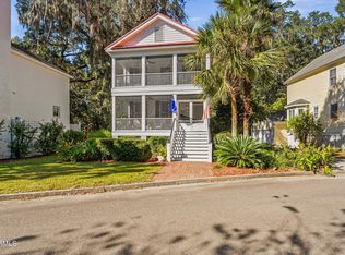 8 Battery Point Ln, Beaufort, SC 29902