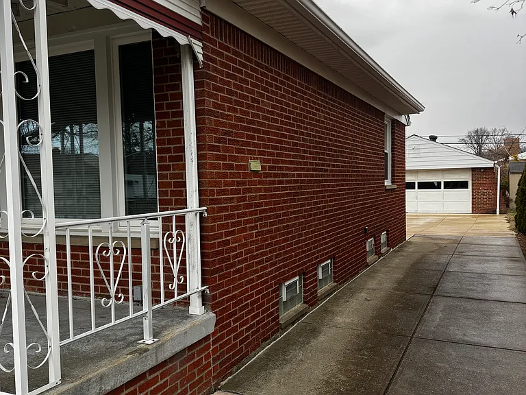31530 Royalview Dr — Photo 8