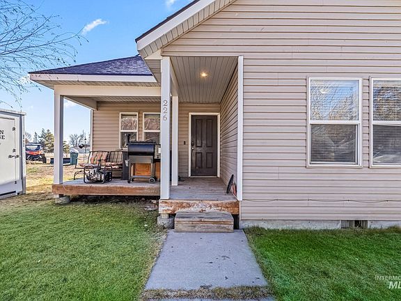 3rd image of 226 Garnet Ave E