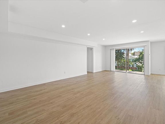 5th image of 647 Orange Grove Ave Unit 302