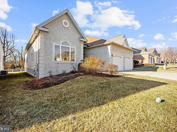 3rd image of 8 Cassin Hill Rd