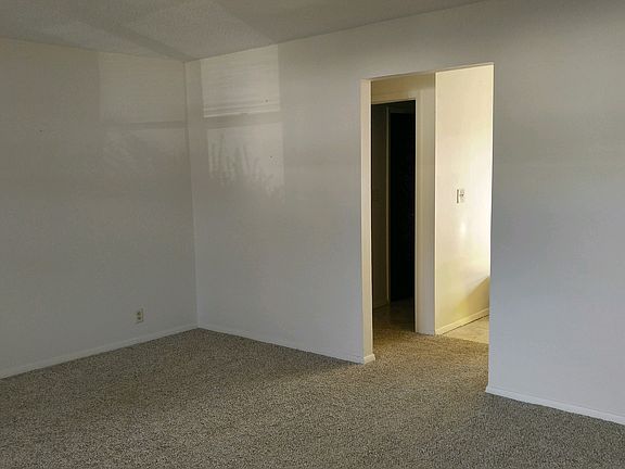 3rd image of 5310 N Hemlock Dr
