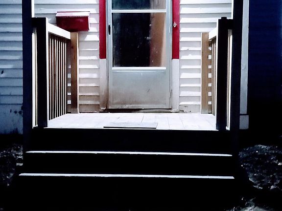 3rd image of 810 E Spruce St