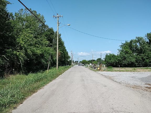 5th image of 208 E Adams Ave