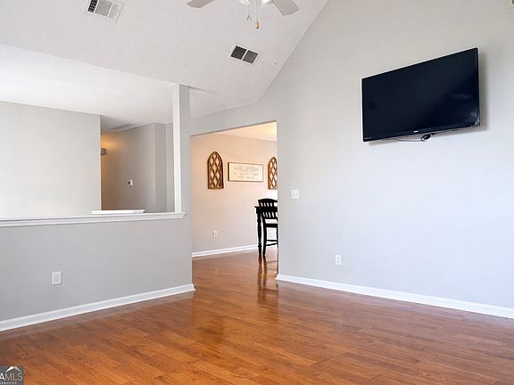 4th image of 132 Sydney Smt