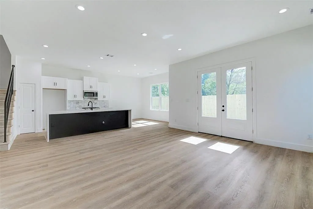3 bed, 2.5 bath, 1804 sqft, $2,150 — Photo 2