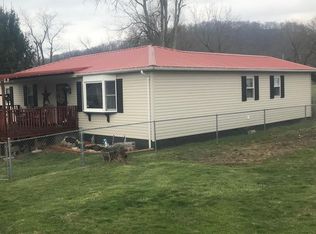 104 Pollard Ln, Mount Hope, WV 25880