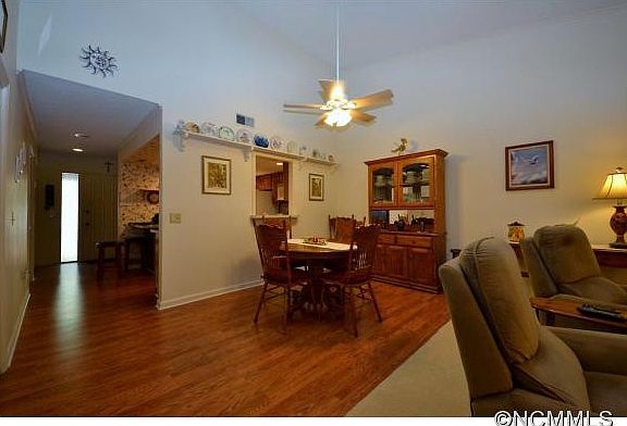 3rd image of 108 Live Oak Ln