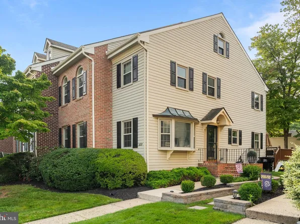 237 Georgetowne Ct, Royersford, PA 19468