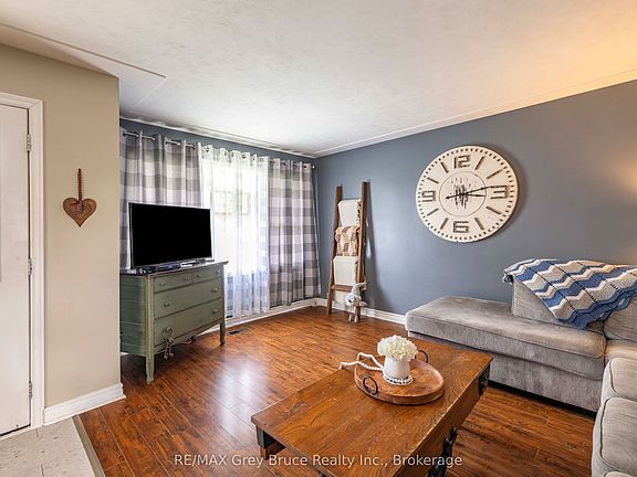 3rd image of 175 Fergus St S