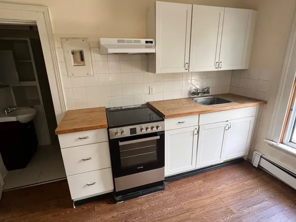 22 Victor St #3, London, ON N6C 1B7