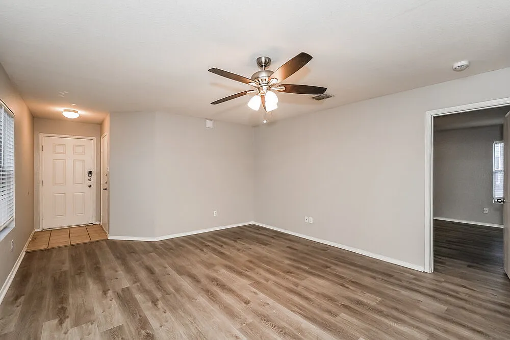3 bed, 2.0 bath, 1556 sqft, $2,065 — Photo 3