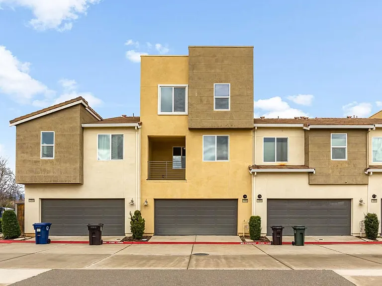 10946 International Dr — Photo 37