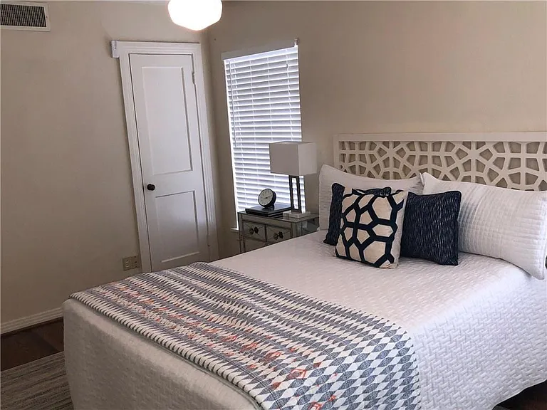 6215 Kenwood Ave — Photo 14