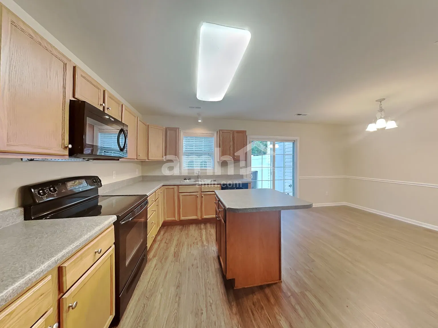 3 bed, 2.5 bath, 1440 sqft, $1,805 — Photo 4