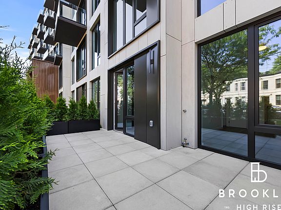 4th image of 50 E 10th St #122