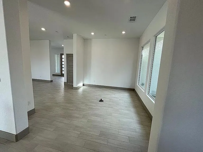 434 E Tyler Ct — Photo 4