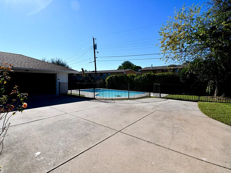 2705 Twin Post Ct — Photo 18