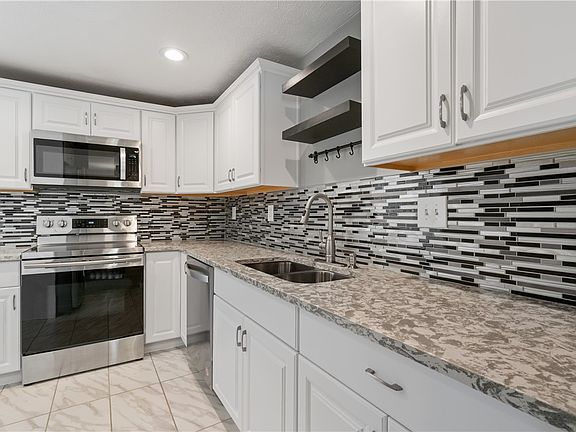 4th image of 1033 Barnsley Dr