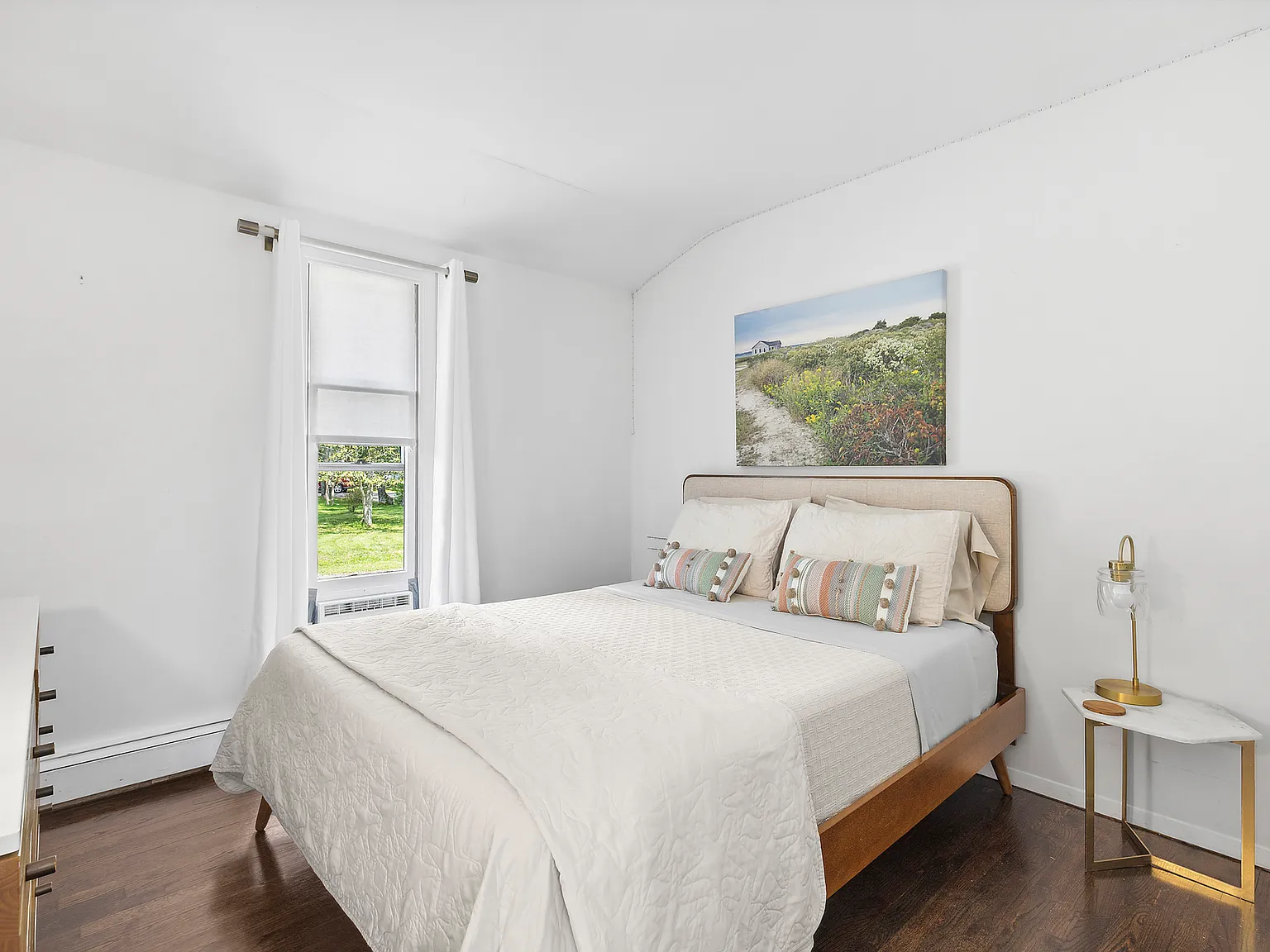 Chic Contemporary Rental — Photo 4