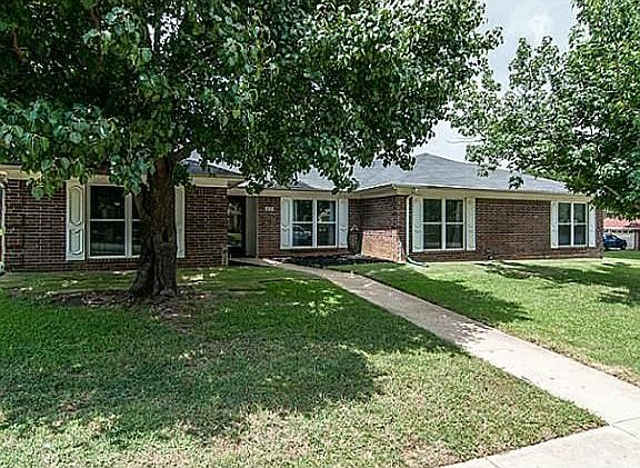 2nd image of 900 Rosewood Ct
