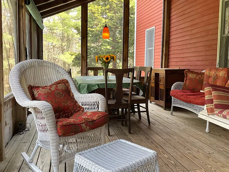 Side screened-in porch
