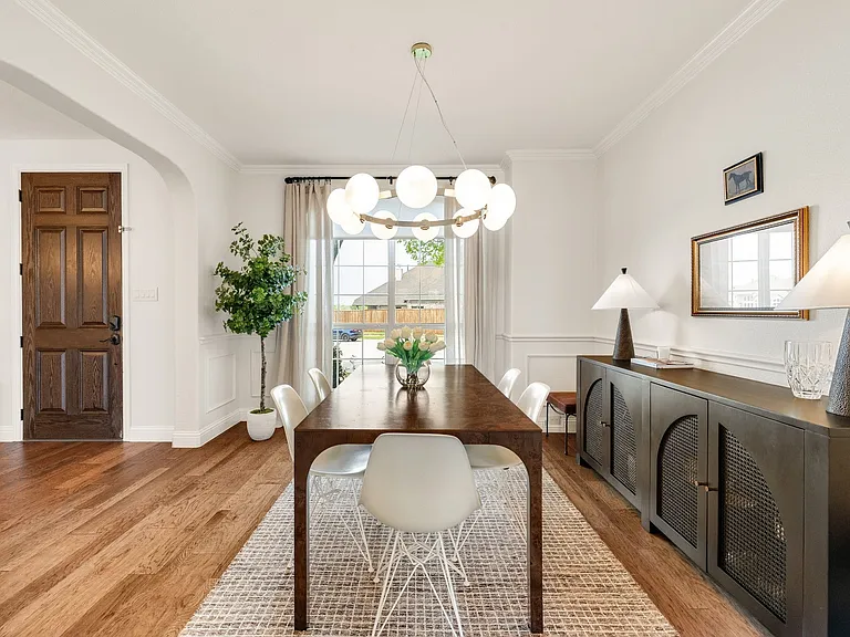 8405 Saint Clair Dr — Photo 4