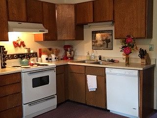 Clean kitchen w/appliances