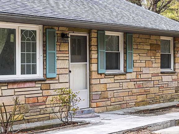 3rd image of 1016 W Boot Rd