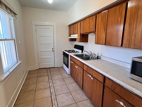 3rd image of 1403 Randolph Dr