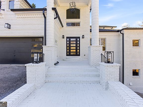 4th image of 2390 Peachtree Rd