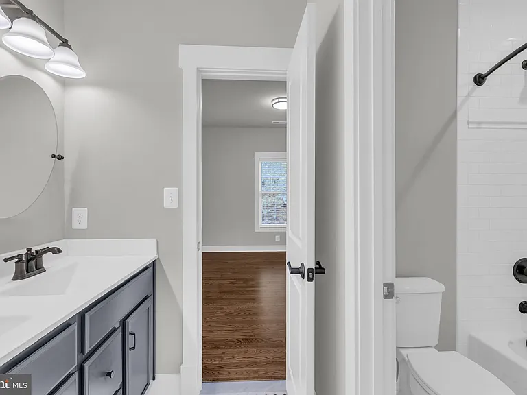 2233 N Underwood St — Photo 40