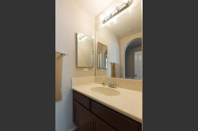 606 Kellogg St — Photo 3