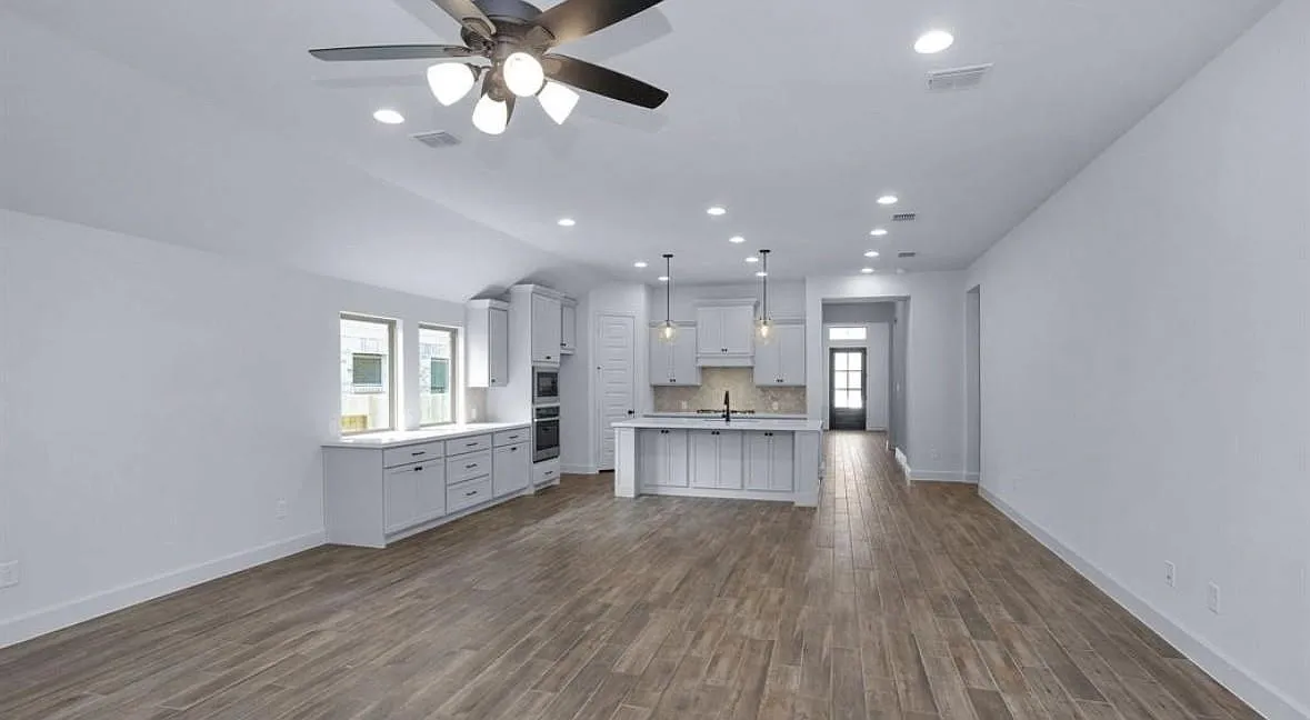 4 bed, 3.0 bath, 2500 sqft, $3,300 — Photo 2