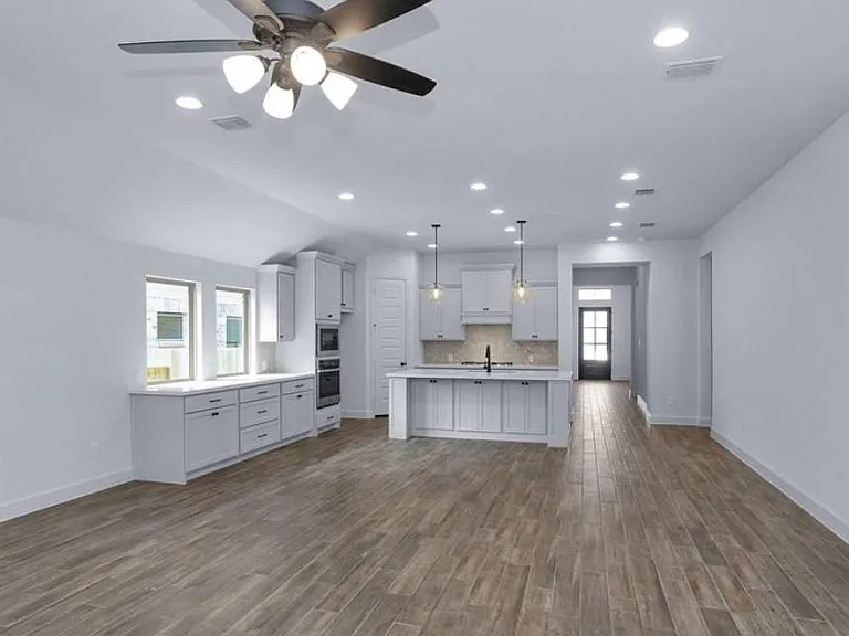 535 Oakview Bend Dr — Photo 2