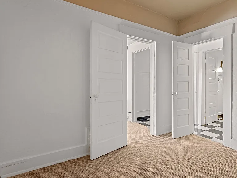1 Bedroom with den close to SW! Walking distance to Providence Park! — Photo 34